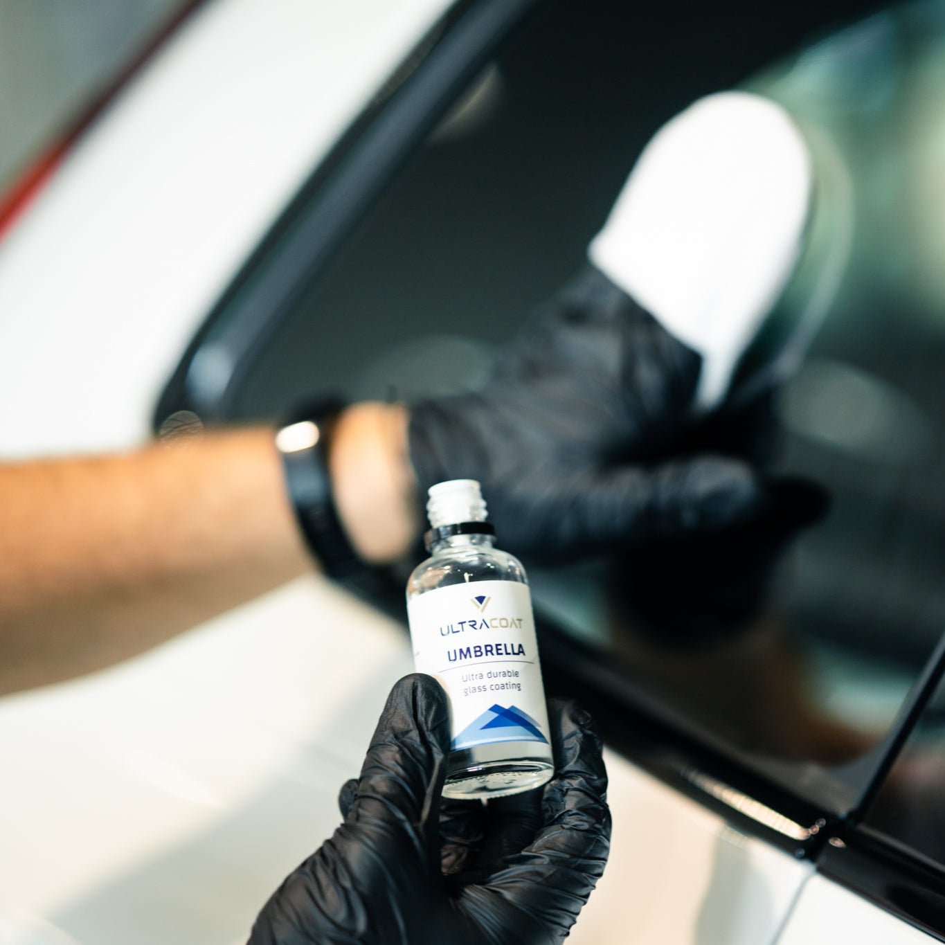 ULTRACOAT Umbrella bottle with an applicator on automotive glass