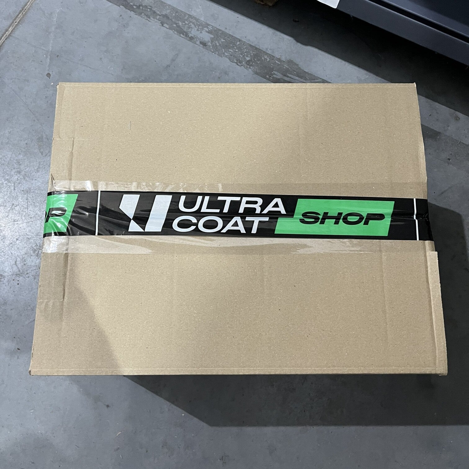 Karton zabezpieczony taśmą pakową ULTRACOAT SHOP