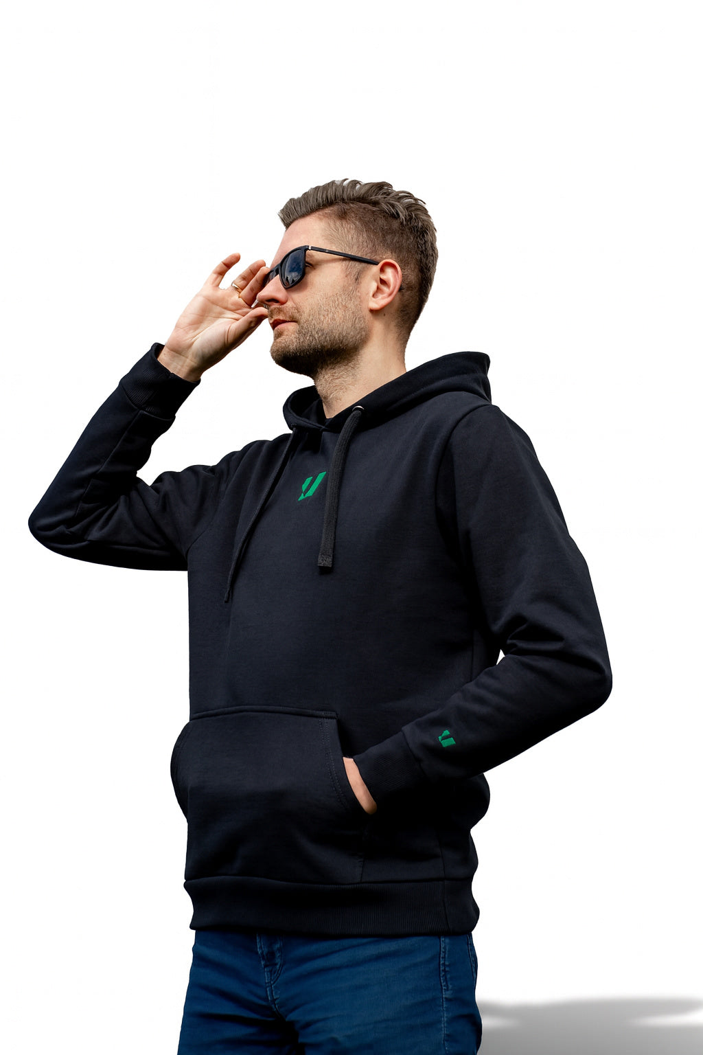 Czarna bluza ULTRACOAT na modelu – widok z przodu