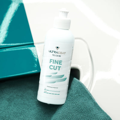 ULTRACOAT Fine Cut polishing compound with a microfiber cloth